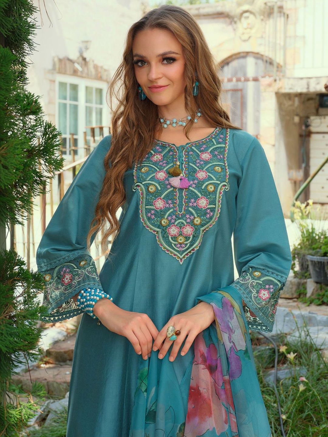 Women Floral Embroidered Regular Thread Work Liva Kurta with Trousers & With Dupatta