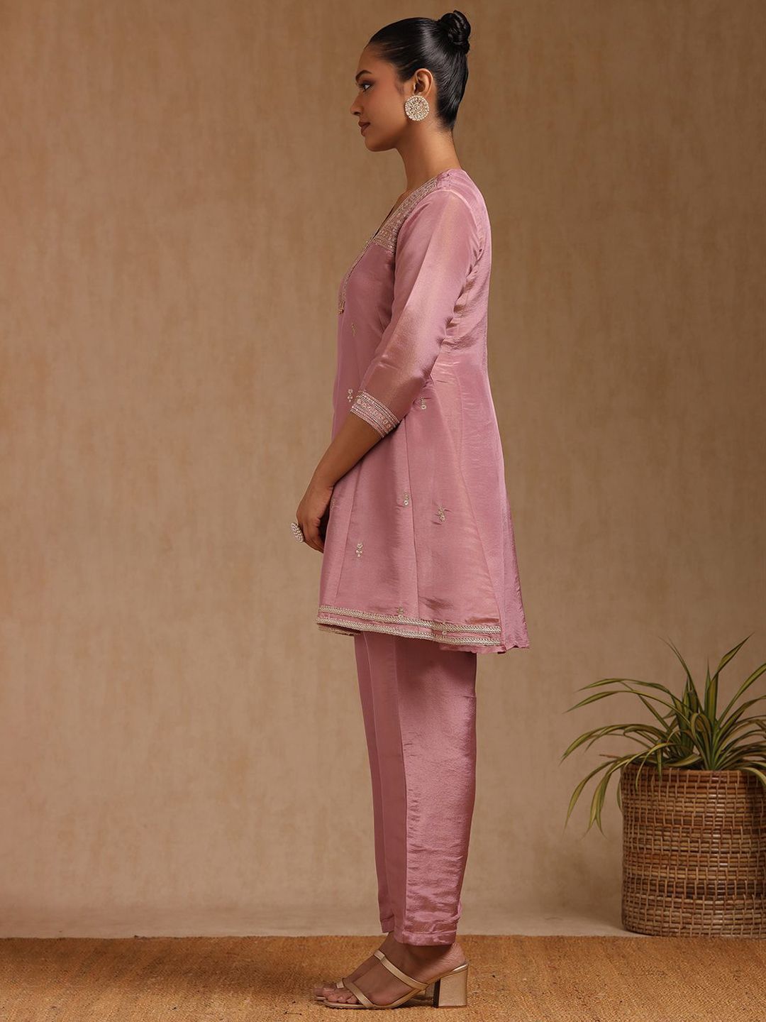 Dhiyona SO Women's Floral Embroidered V-Neck Panelled A-Line Sequinned Kurta With Trousers