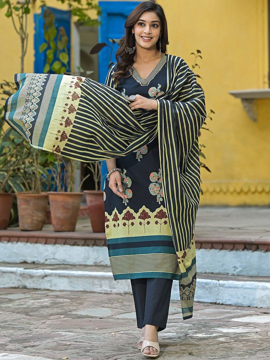 Dhiyona VA Women's Printed Regular Gotta Patti Pure Cotton Kurta with Trousers & With Dupatta