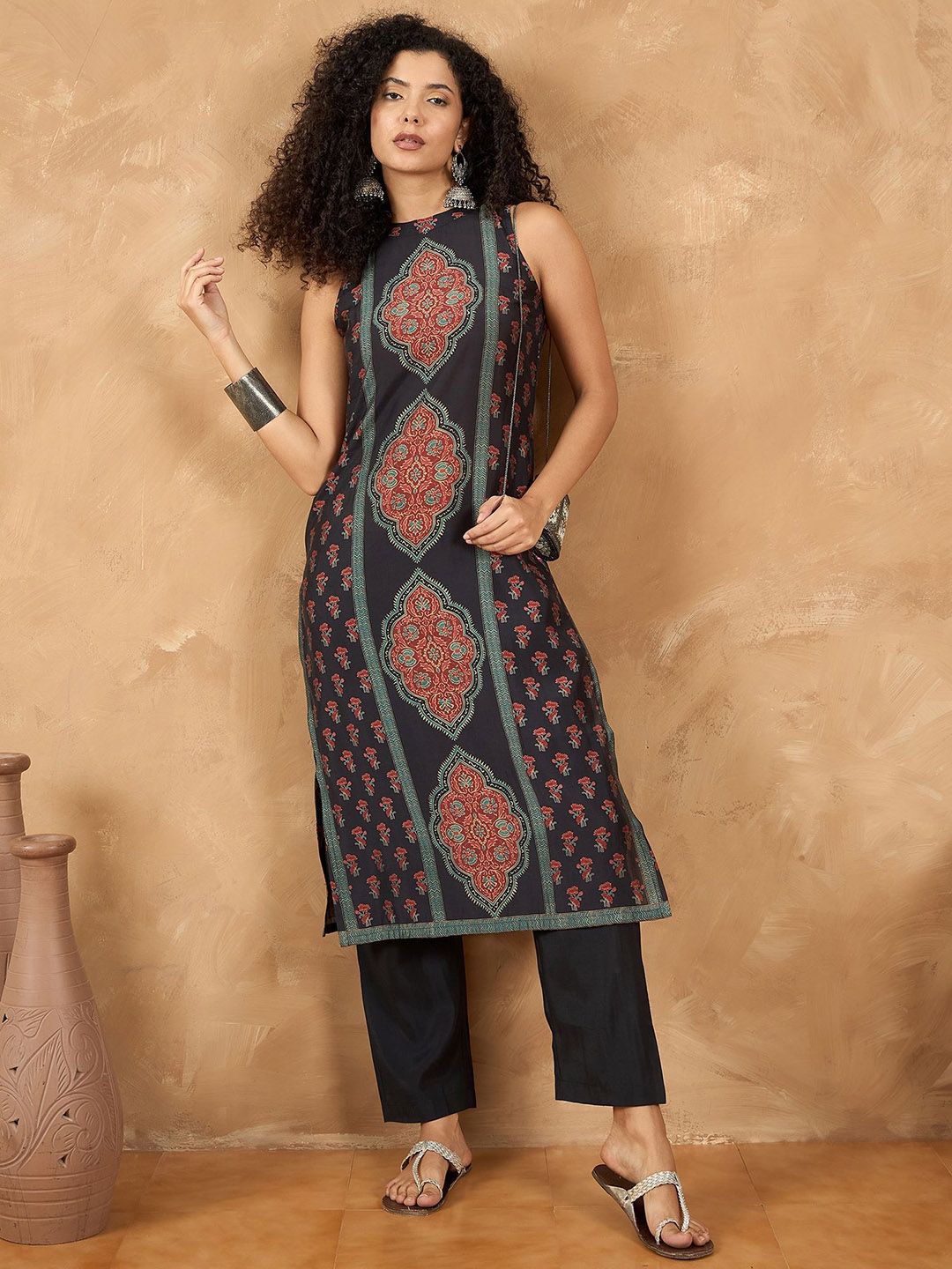 Dhiyona VA Women'sFloral Printed Sleeveless Straight Kurta With Trousers