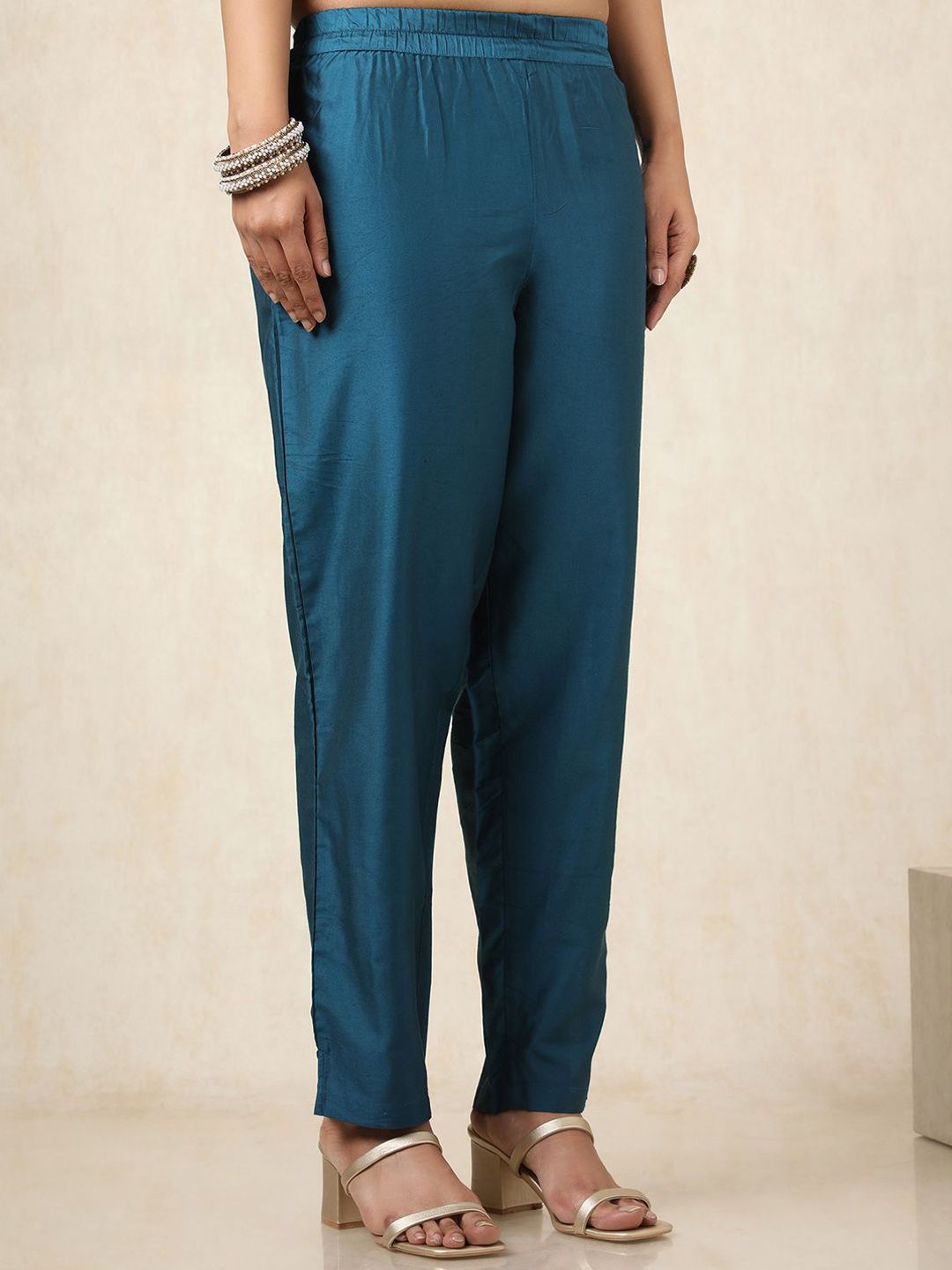 Dhiyona SO Women's Bandhani Printed Thread Work Brocade Straight Kurta With Trousers And Dupatta