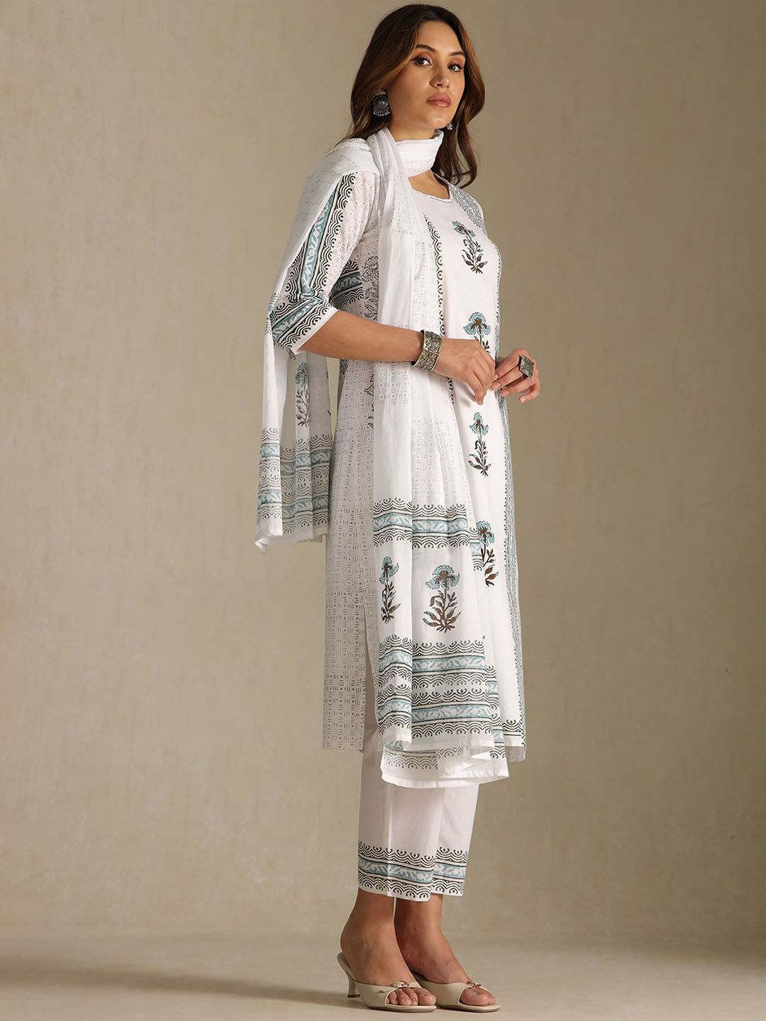 Dhiyona SO Women's Women Floral Printed Beads and Stones Kurta Trousers With Dupatta