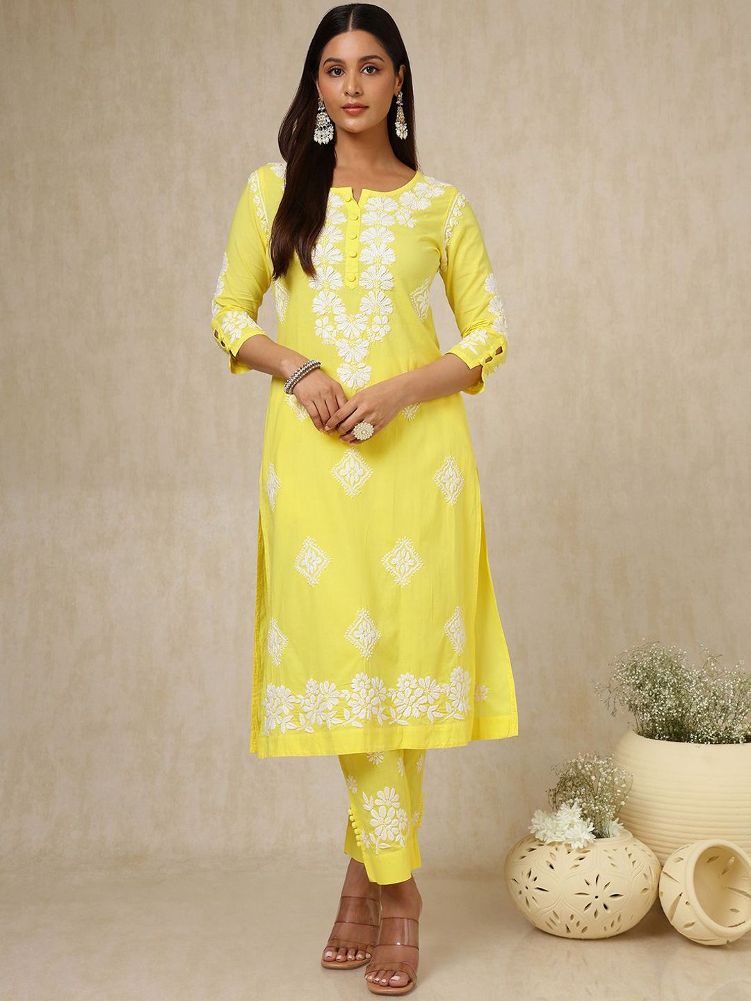 Dhiyona SO Women's Women Floral Embroidered Regular Thread Work Kurta with Trousers
