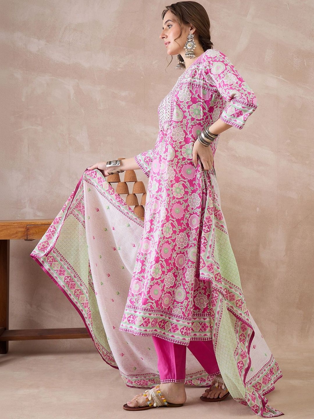 Women Floral Printed Regular Thread Work Pure Cotton Kurta with Trousers & With Dupatta