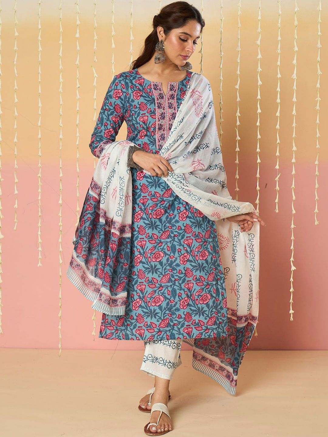 Women Floral Printed Regular Thread Work Pure Cotton Kurta with Trousers & With Dupatta