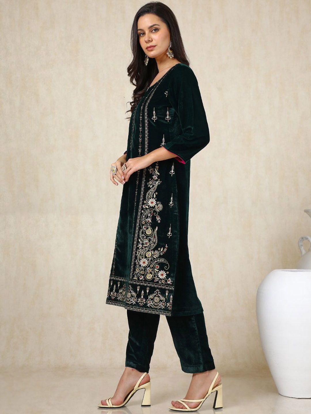 Dhiyona SO Women's Green Floral Embroidered Notch Neck Thread Work Velvet Kurta With Trousers