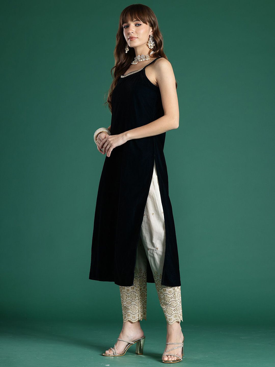 Dhiyona IE Sequinned Shoulder Straps Velvet Kurta