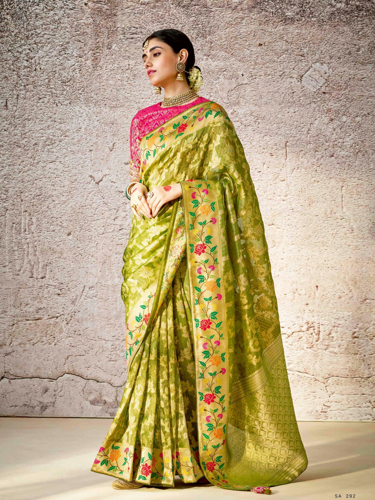 Dhiyona KM Women Traditional Green Jacquard Banarasi Silk Saree With Contrast Red Blouse
