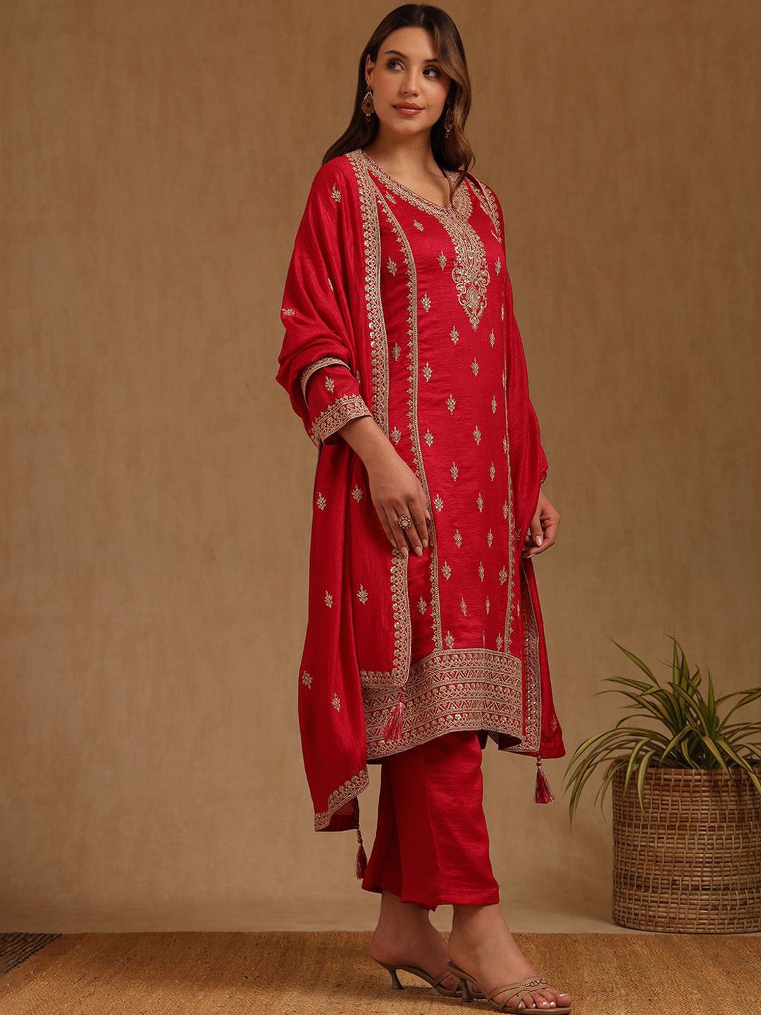 Dhiyona SO Women's Floral Embroidered V-Neck Zari Straight Kurta & Trousers With Dupatta