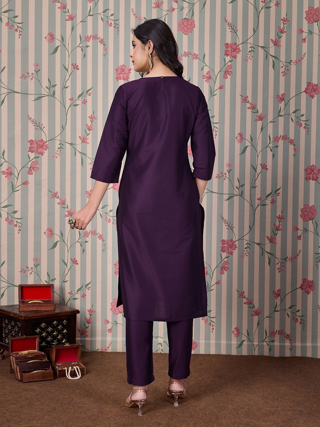 Dhiyona OD Women Embroidered Straight Kurta