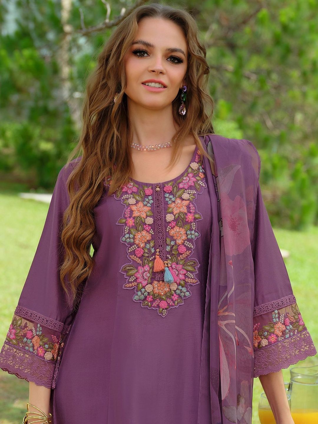 Women Floral Embroidered Regular Thread Work Liva Kurta with Trousers & With Dupatta