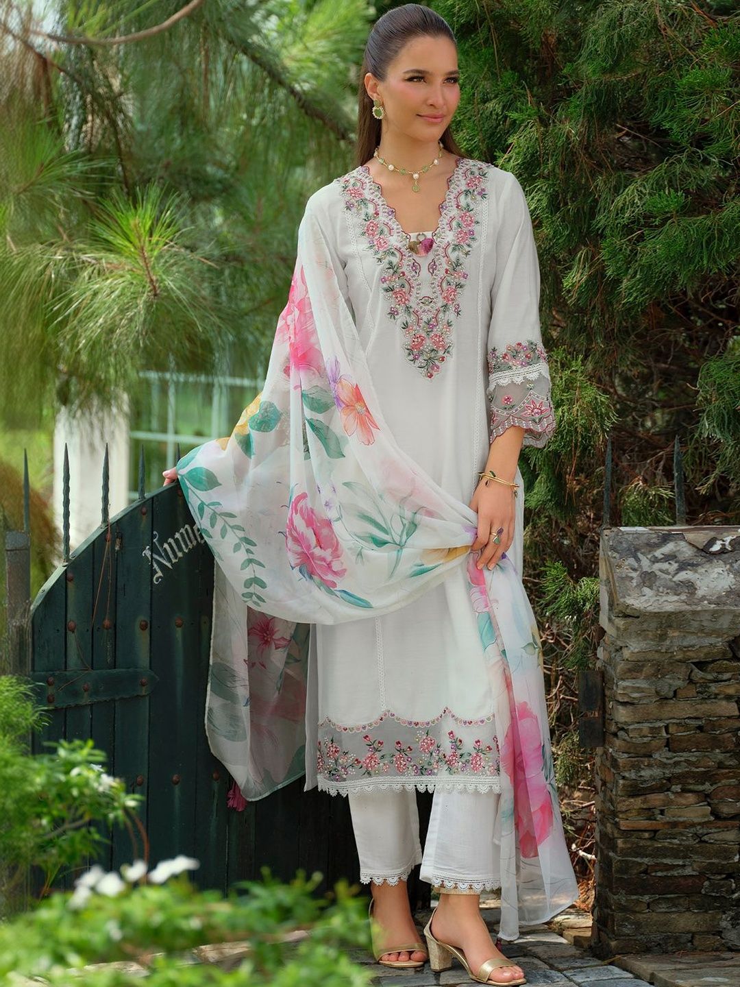 Women Floral Embroidered Regular Thread Work Kurta with Trousers & With Dupatta