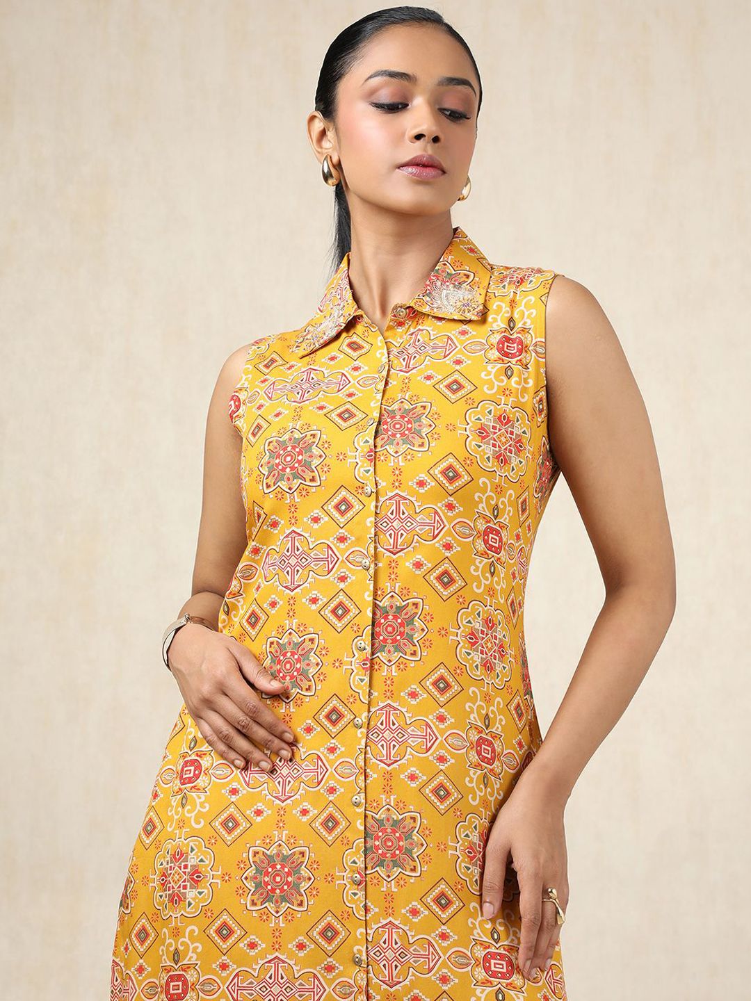 Dhiyona SO Women's Ethnic Motifs Printed High Slit Shirt Collar Sequinned Straight Kurta With Trousers