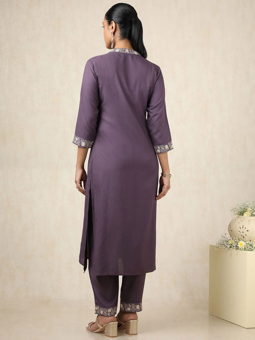 Dhiyona SO Women's Floral Embroidered Mandarin Collar Thread Work Kurta With Trouser