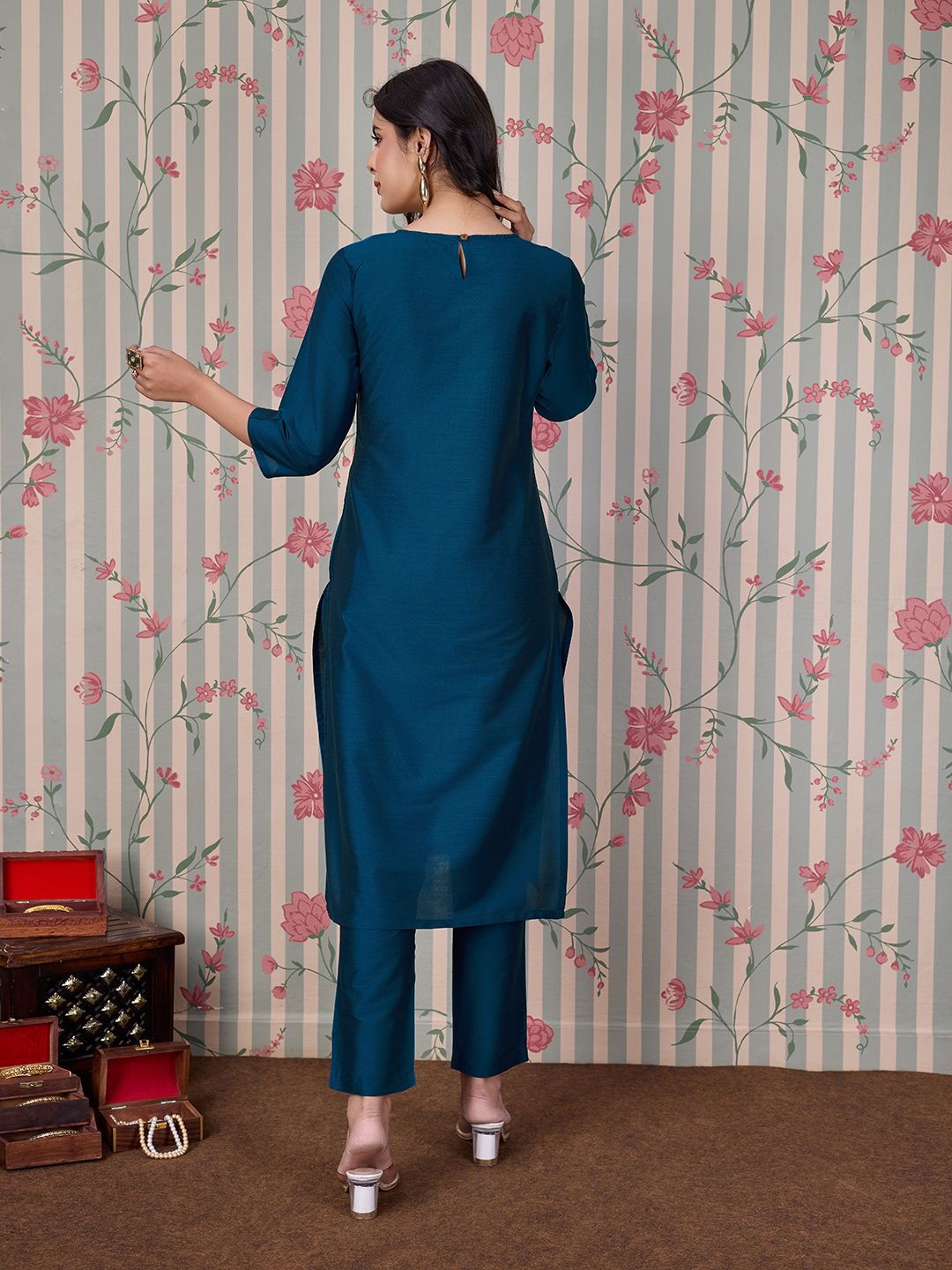 Dhiyona OD Women Round Neck Three-Quarter Sleeves Embroidered Straight Kurta