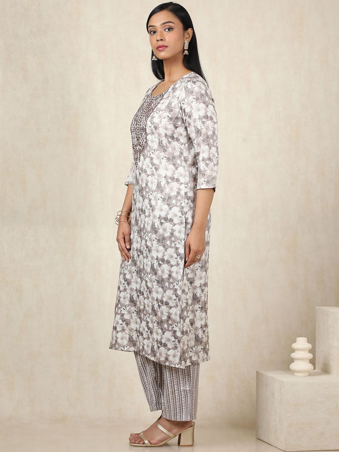 Dhiyona SO Women's Floral Printed Thread Work Round Neck Straight Kurta With Trousers