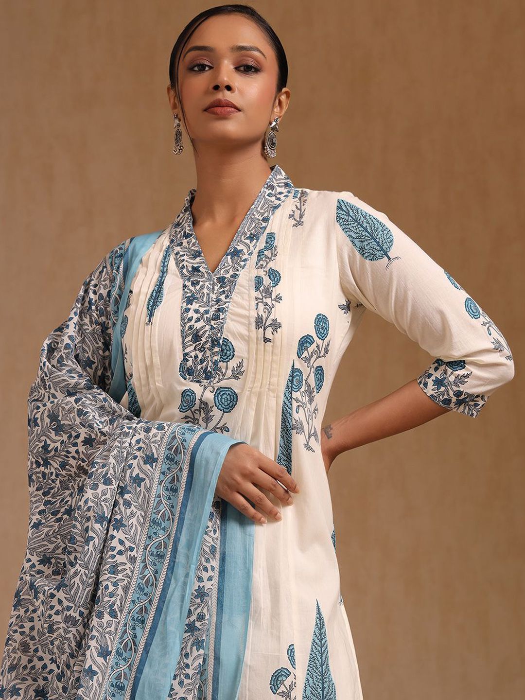 Dhiyona SO Women's Floral Printed V-Neck Straight Kurta With Trousers & Dupatta