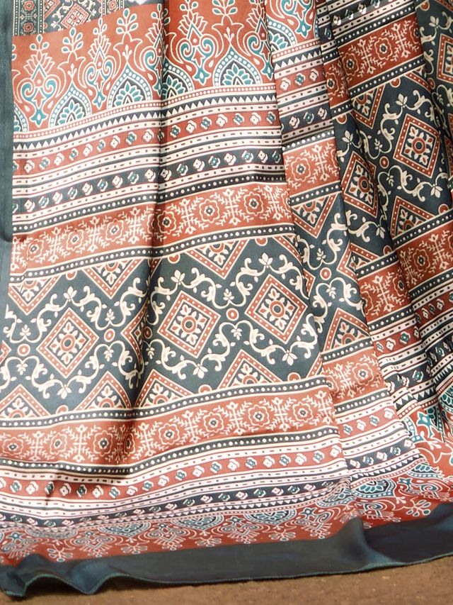 Women's Pure Crepe Grey Digital Print Designer Saree With Blouse Piece