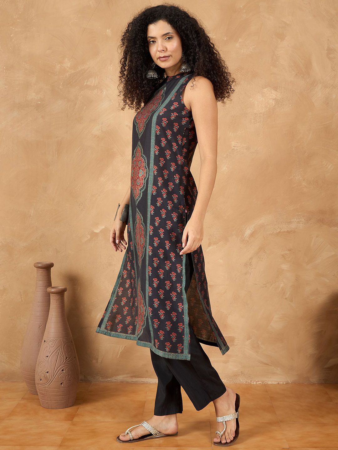 Dhiyona VA Women'sFloral Printed Sleeveless Straight Kurta With Trousers