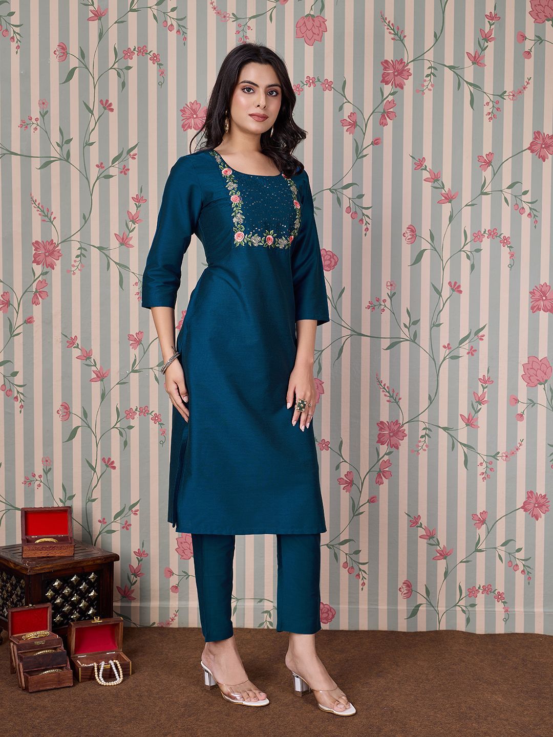 Dhiyona OD Women Round Neck Three-Quarter Sleeves Embroidered Straight Kurta