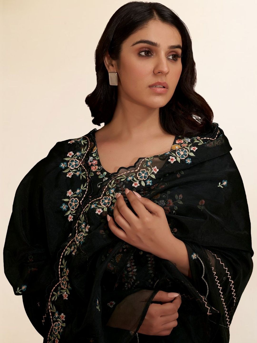 Women Floral Embroidered Regular Thread Work Kurta with Trousers & With Dupatta