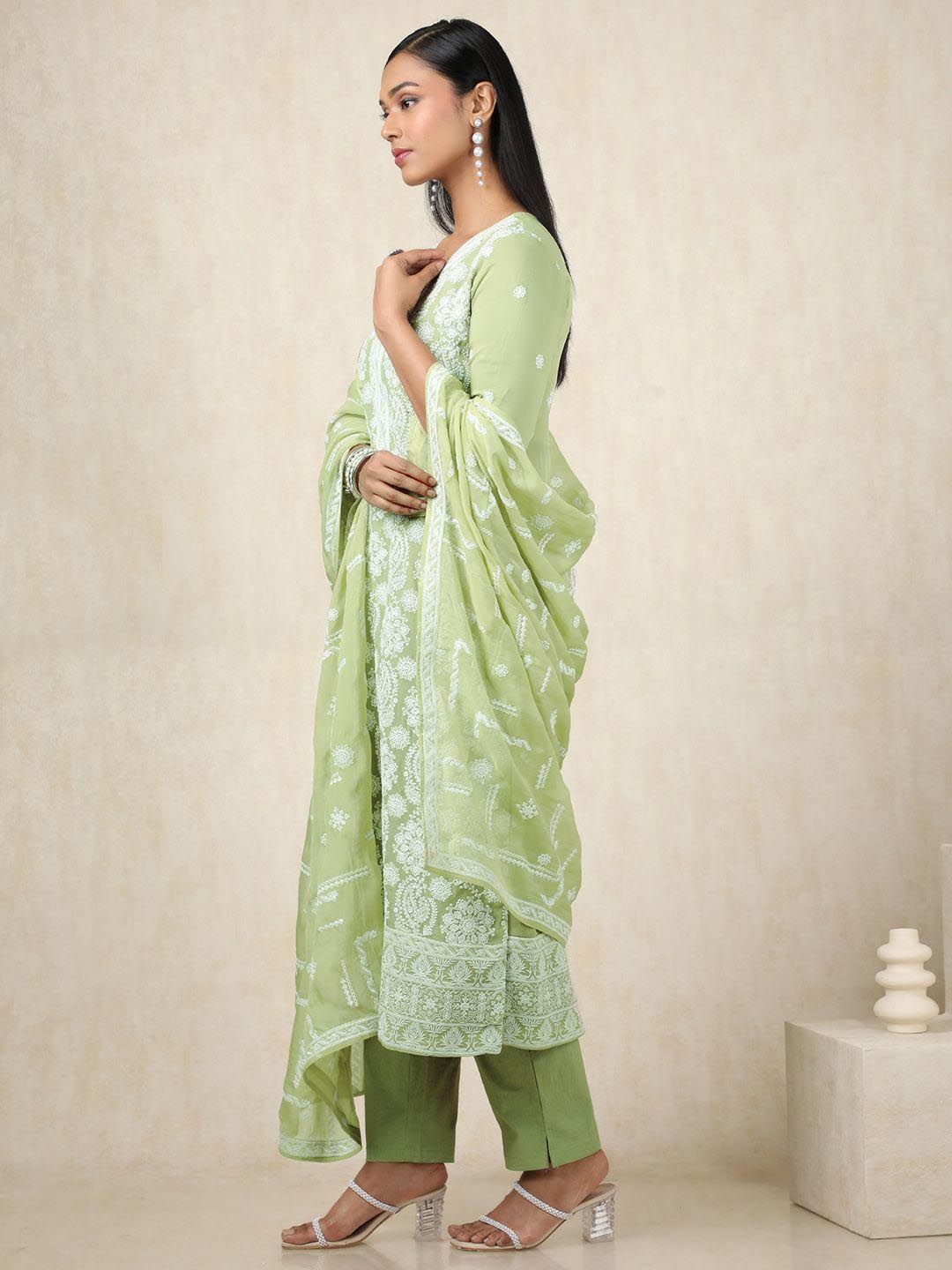 Dhiyona SO Women's Floral Embroidered V-Neck Thread Work Organza Straight Kurta With Trousers & Dupatta