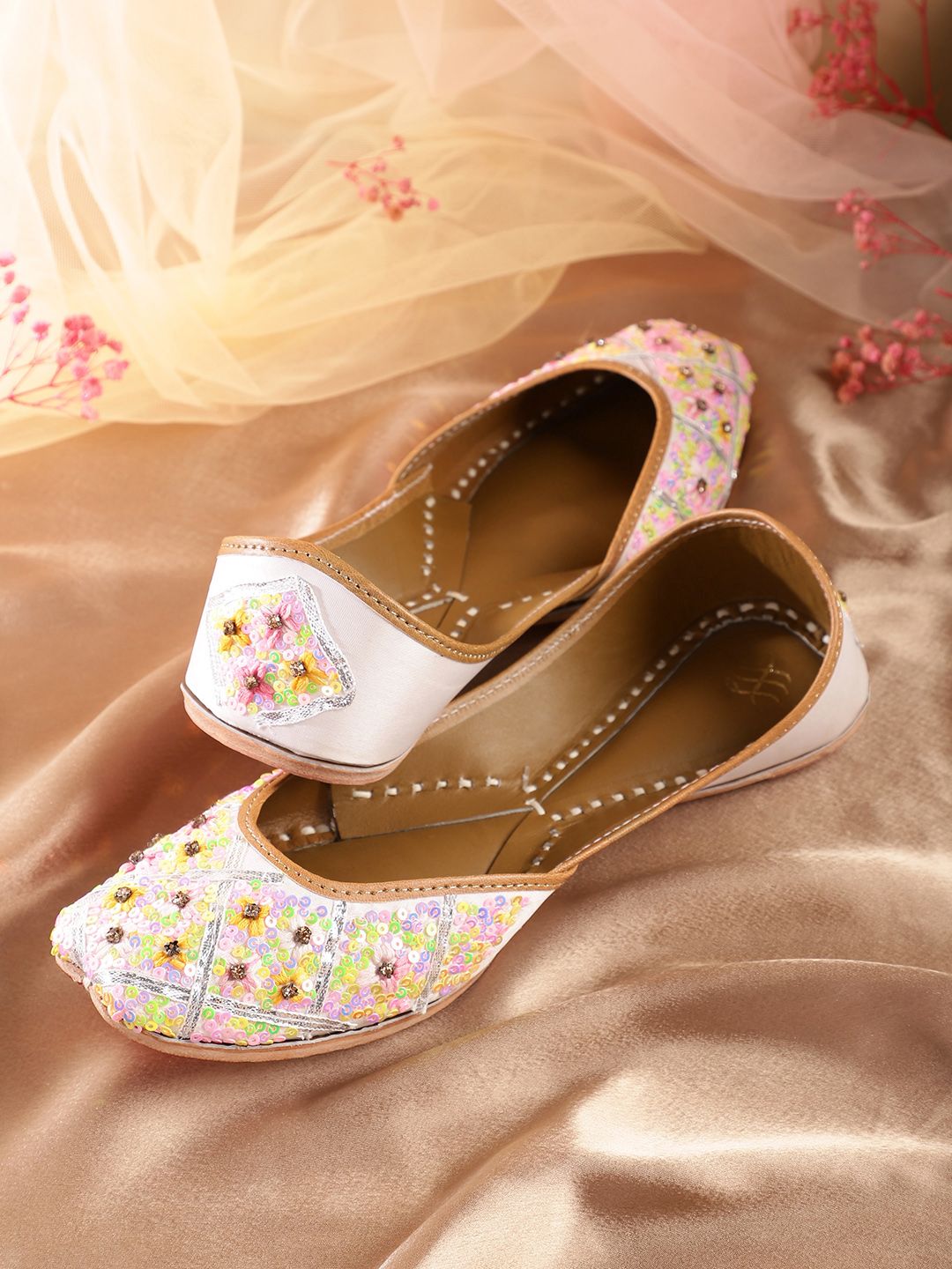 Dhiyona HOP Women Embellished Ethnic Mojaris