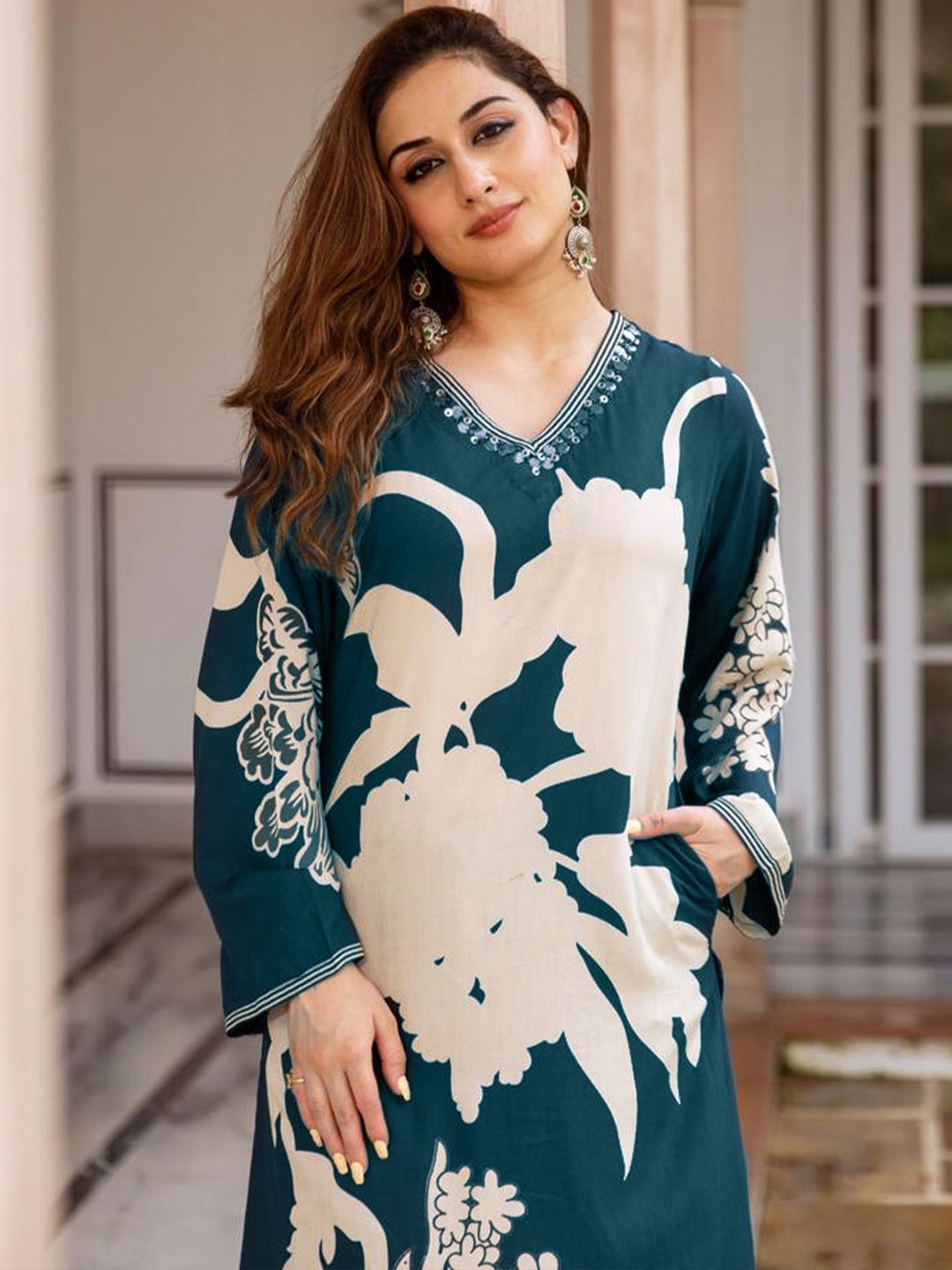 Dhiyona IE Women Floral Printed Regular Sequinned Kurta with Salwar