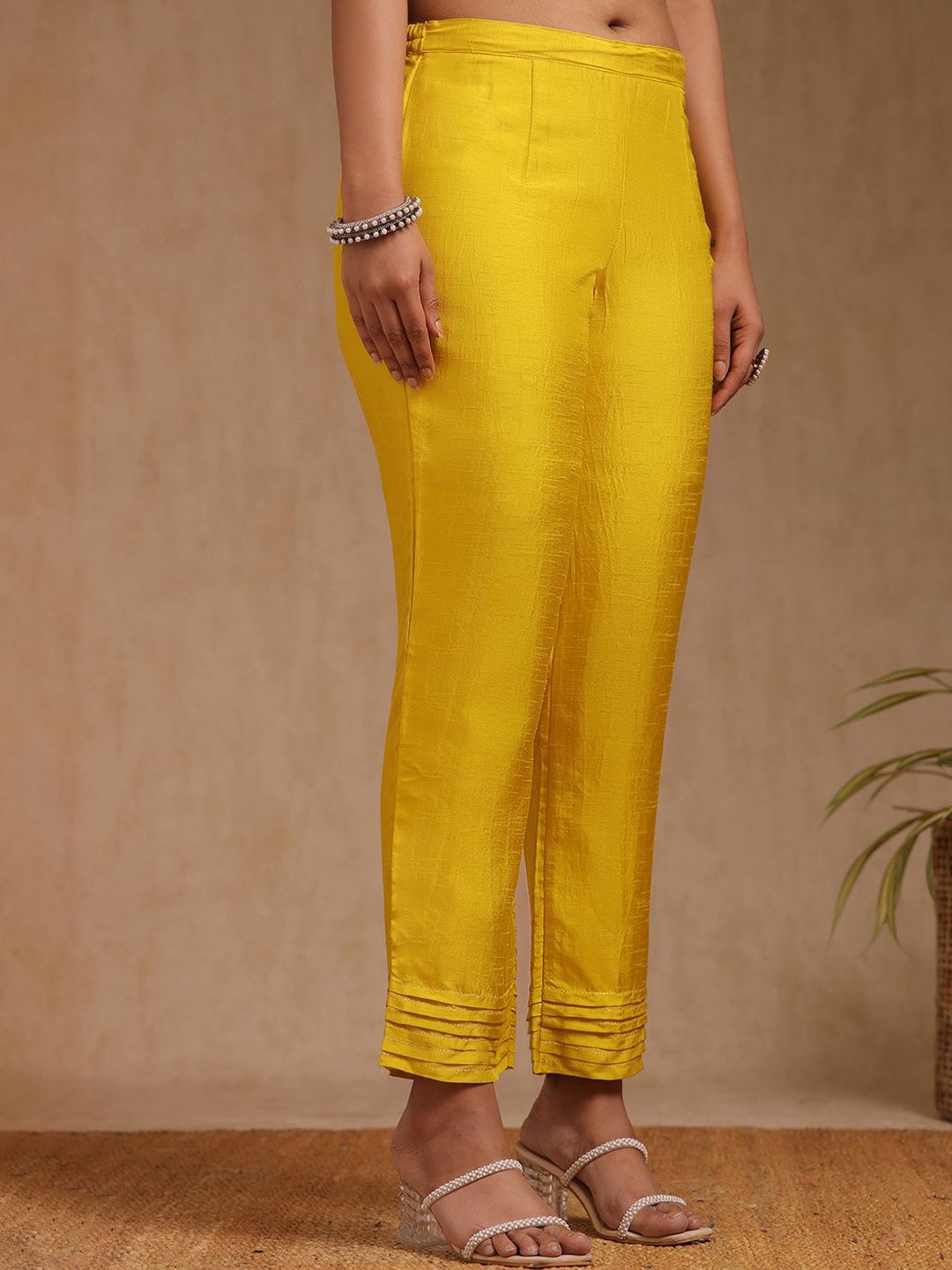 Dhiyona SO Women's Bandhani Printed Thread Work Straight Kurta with Trouser & Dupatta