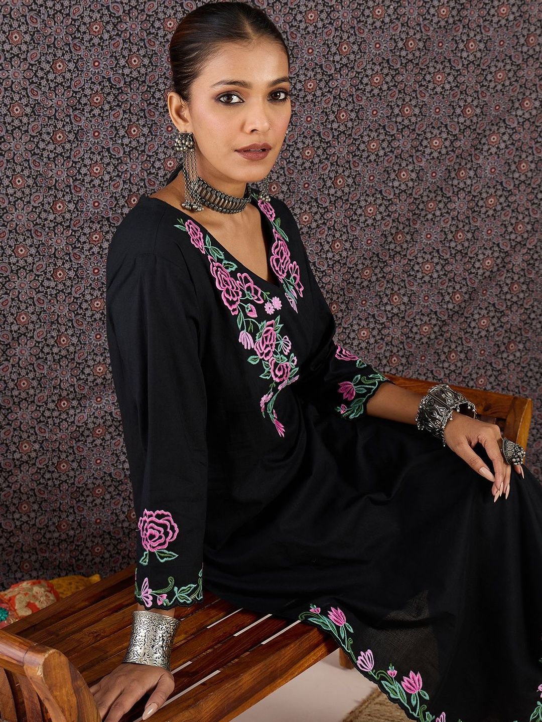 Dhiyona IE Embroidered V-Neck Three-Quarter Sleeves Pure Cotton Tunic And Trousers