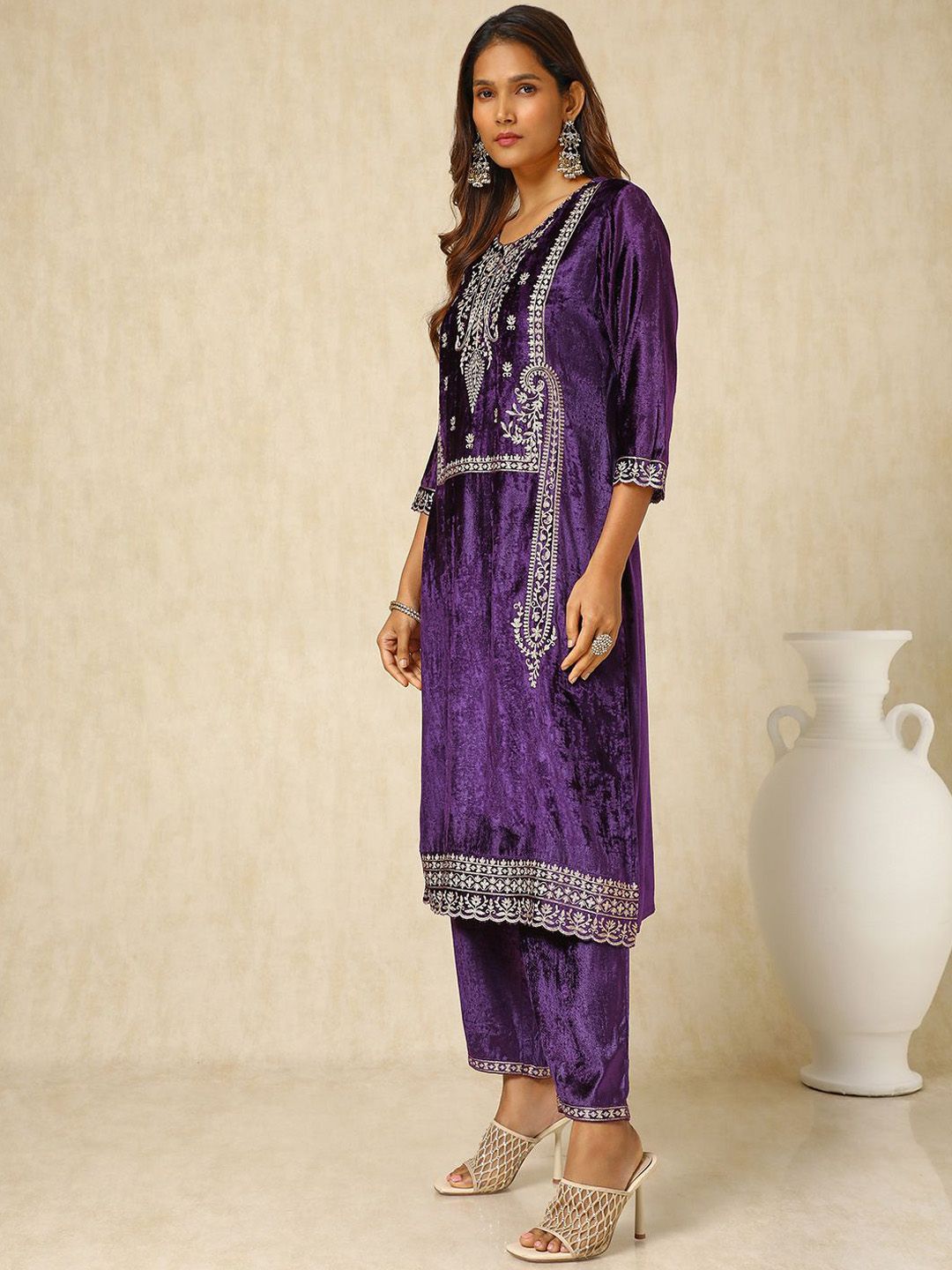 Dhiyona SO Women's Paisley Embroidered Straight Velvet Kurta with Trousers