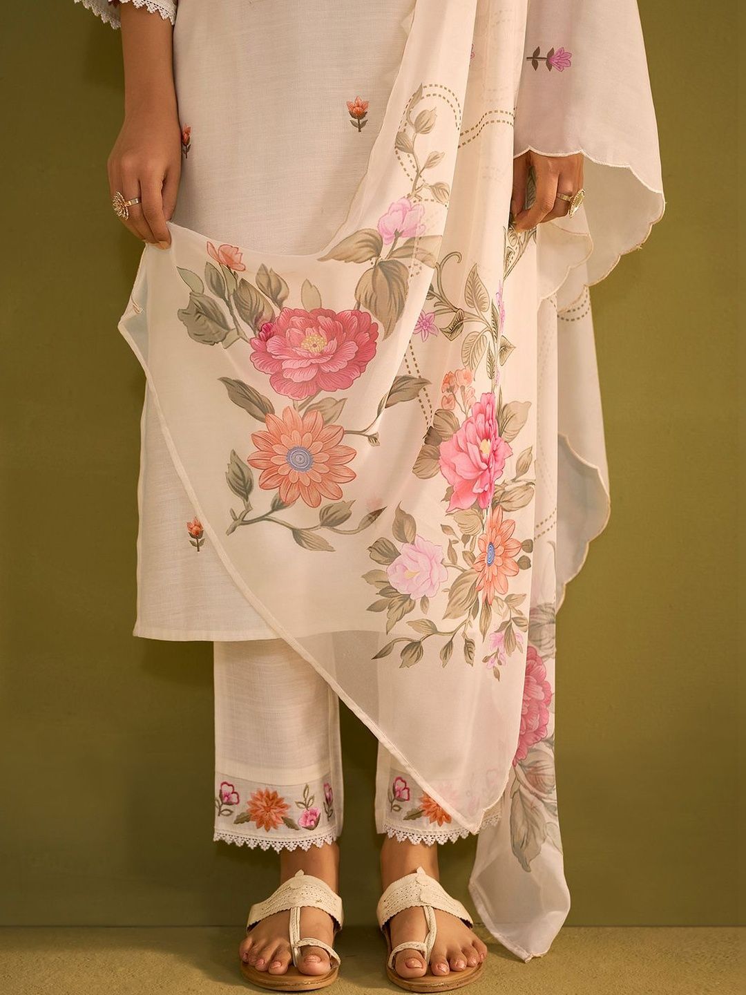 Women Floral Embroidered Regular Thread Work Kurta with Trousers & With Dupatta