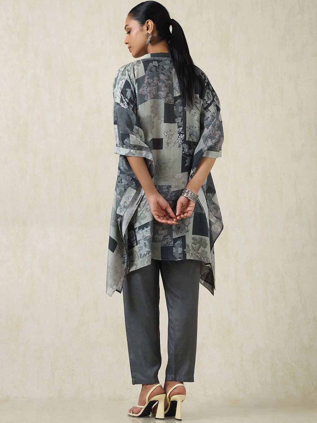 Dhiyona SO Women's Floral Printed Mandarin Collar Kaftan Kurta With Trousers