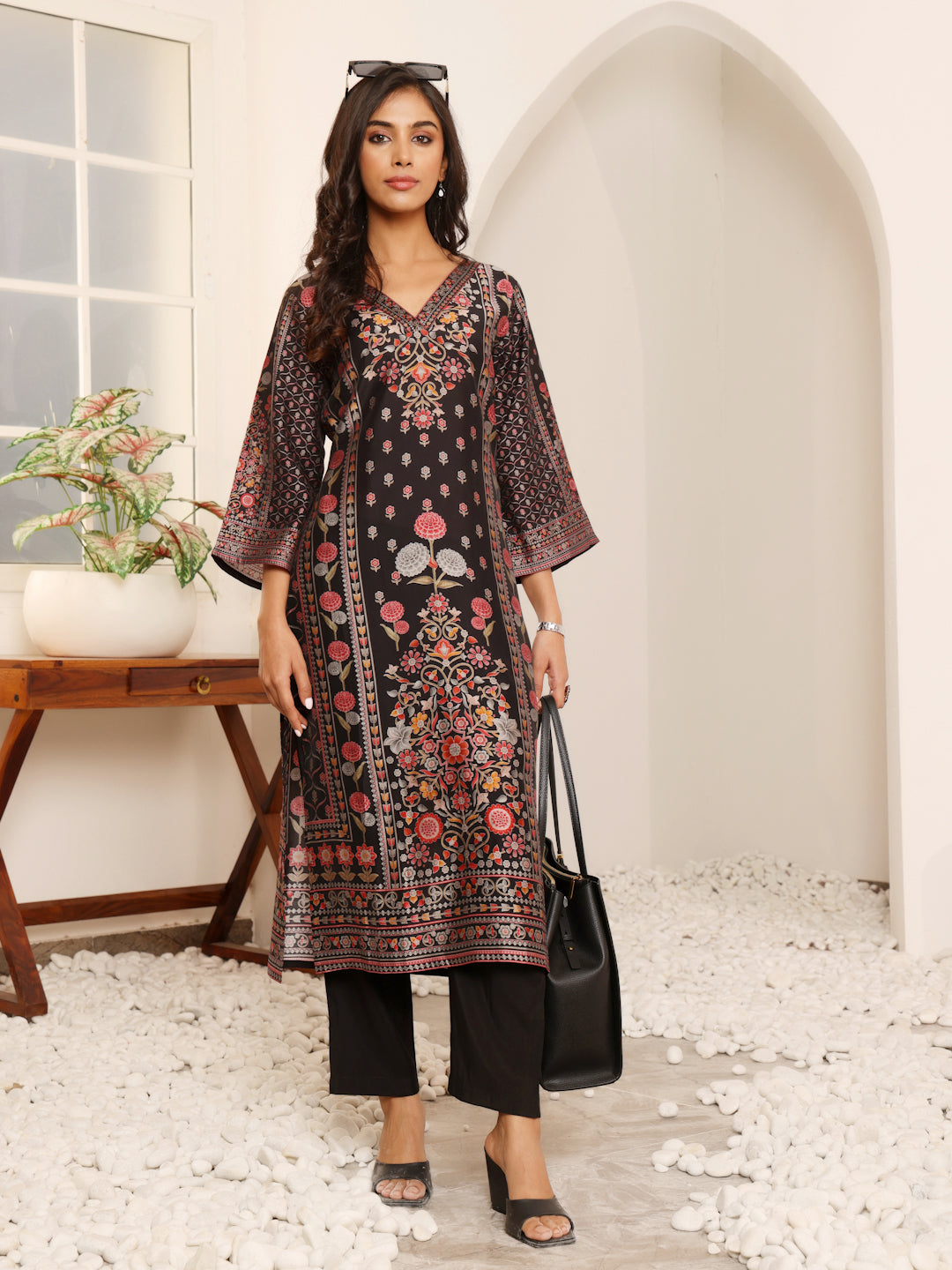 Dhiyona VR Women's Blue Floral Printed Straight Kurta Paired With Tonal Bottom