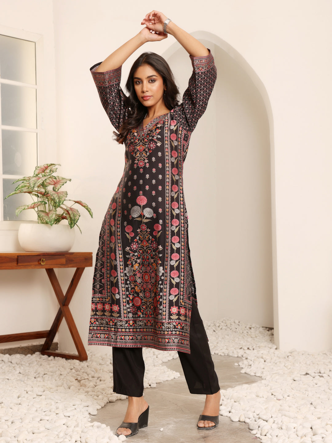 Dhiyona VR Women's Blue Floral Printed Straight Kurta Paired With Tonal Bottom