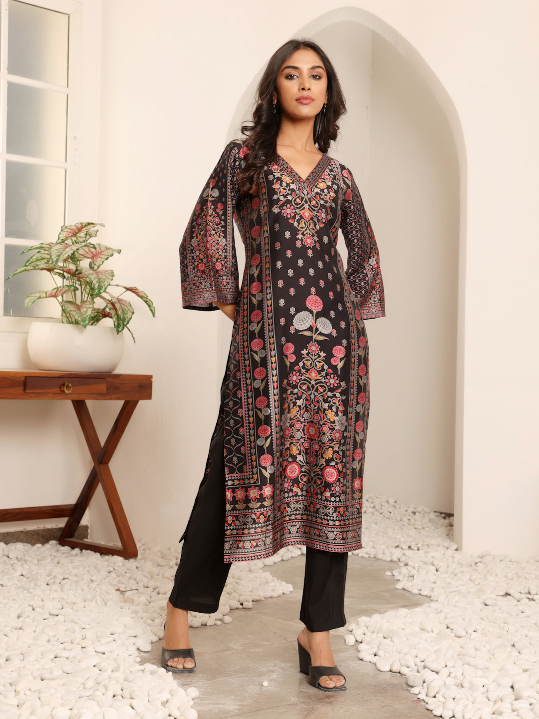Dhiyona VR Women's Blue Floral Printed Straight Kurta Paired With Tonal Bottom