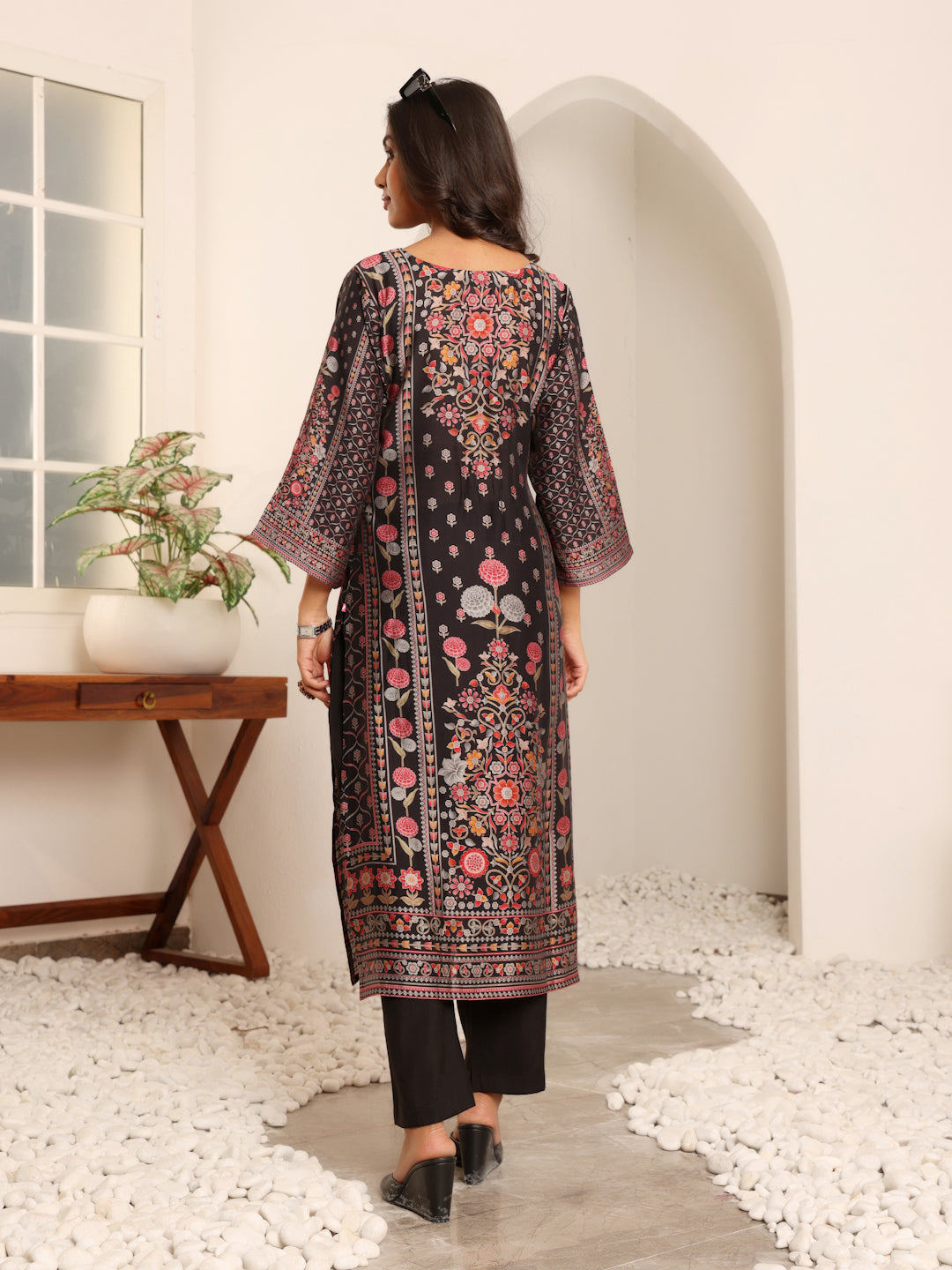 Dhiyona VR Women's Blue Floral Printed Straight Kurta Paired With Tonal Bottom