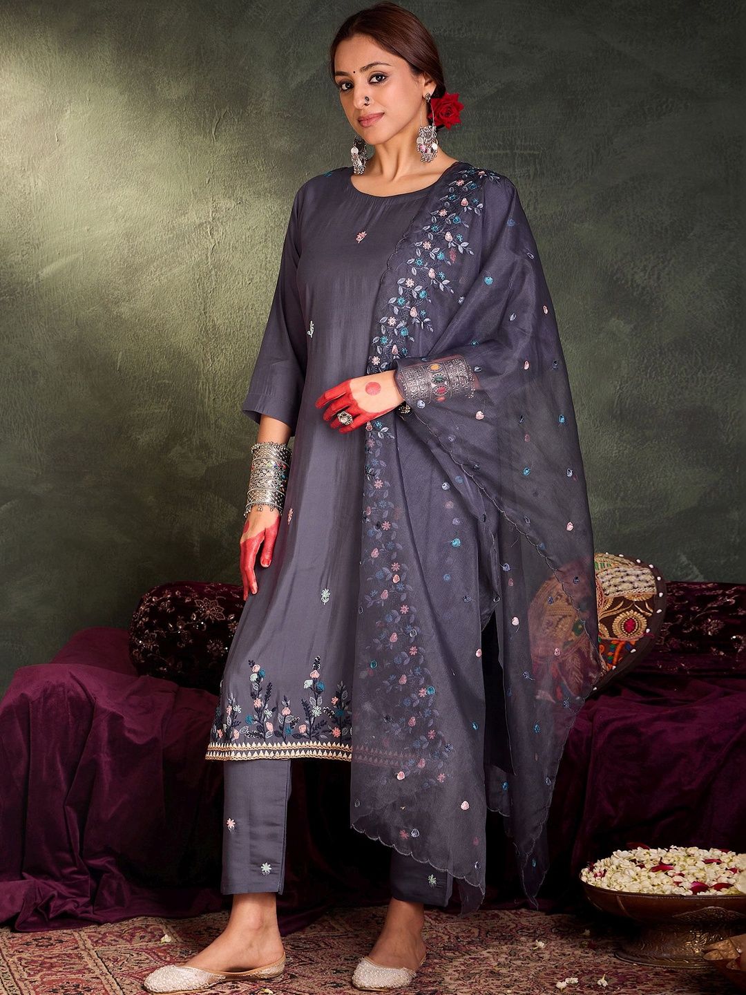 Women Floral Embroidered Regular Thread Work Kurta with Trousers & With Dupatta