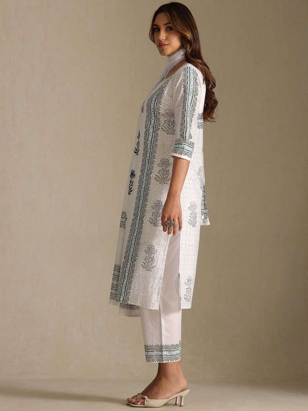 Dhiyona SO Women's Women Floral Printed Beads and Stones Kurta Trousers With Dupatta