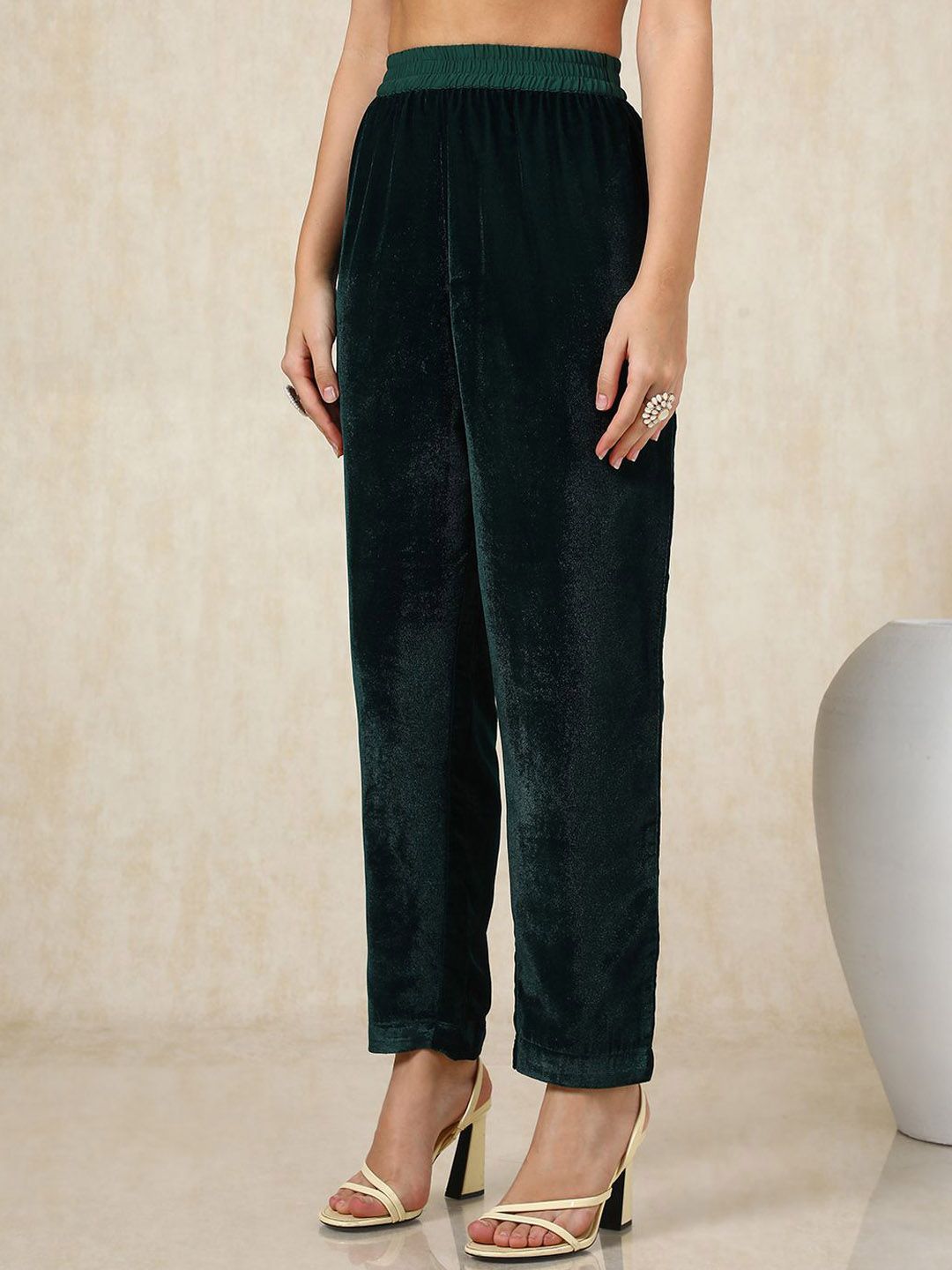 Dhiyona SO Women's Green Floral Embroidered Notch Neck Thread Work Velvet Kurta With Trousers