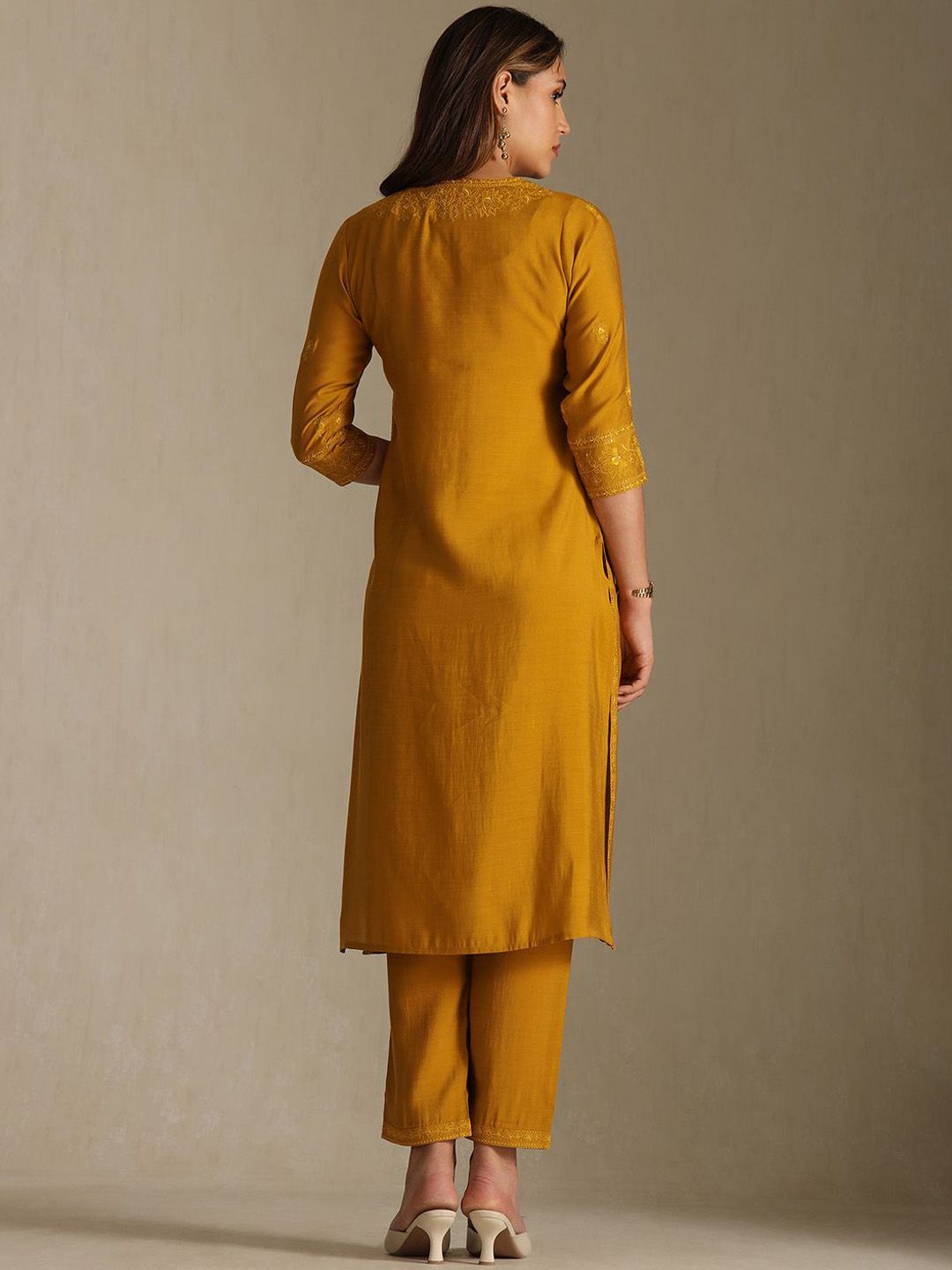 Dhiyona SO Women's Floral Embroidered V-Neck Thread Work Straight Kurta With Trousers