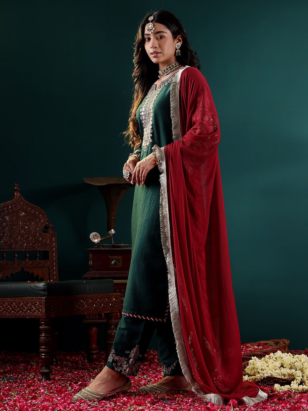 Dhiyona VA Women'sGreen Floral Embroidered Regular Sequinned Kurta With Trouser With Dupatta