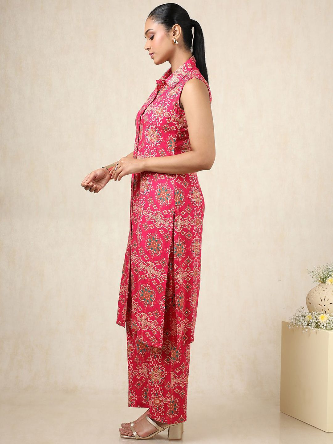 Dhiyona SO Women's Ethnic Motifs Printed Sleeveless Shirt Collar Straight Kurta With Palazzo