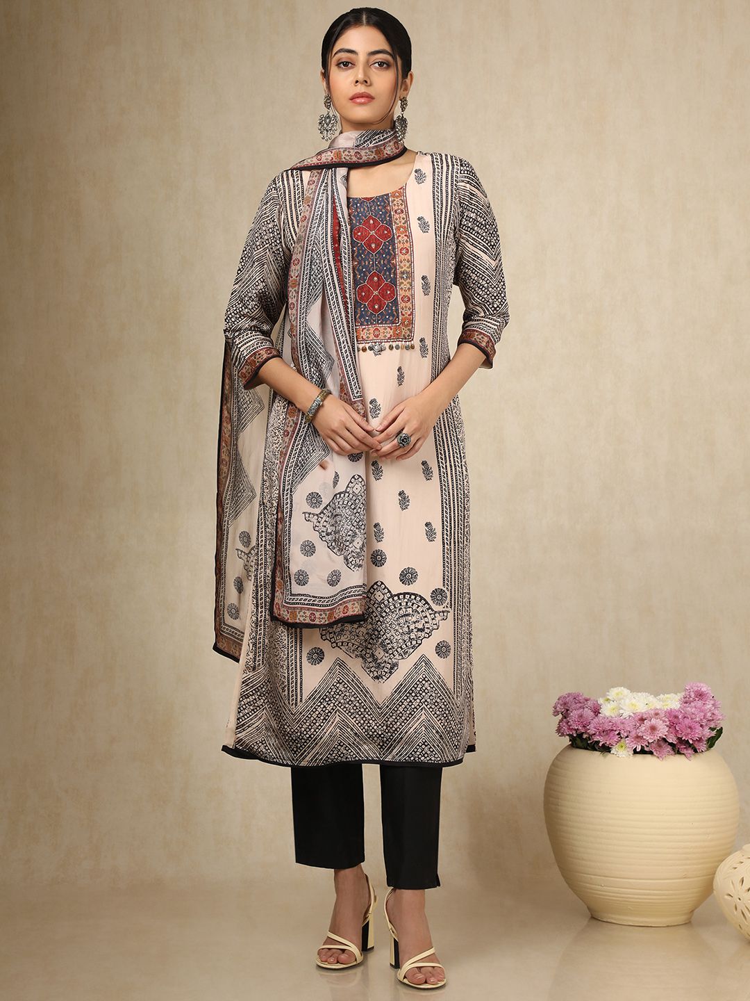 Dhiyona SO Women's Women Floral Printed Regular Sequinned Kurta with Trousers & With Dupatta