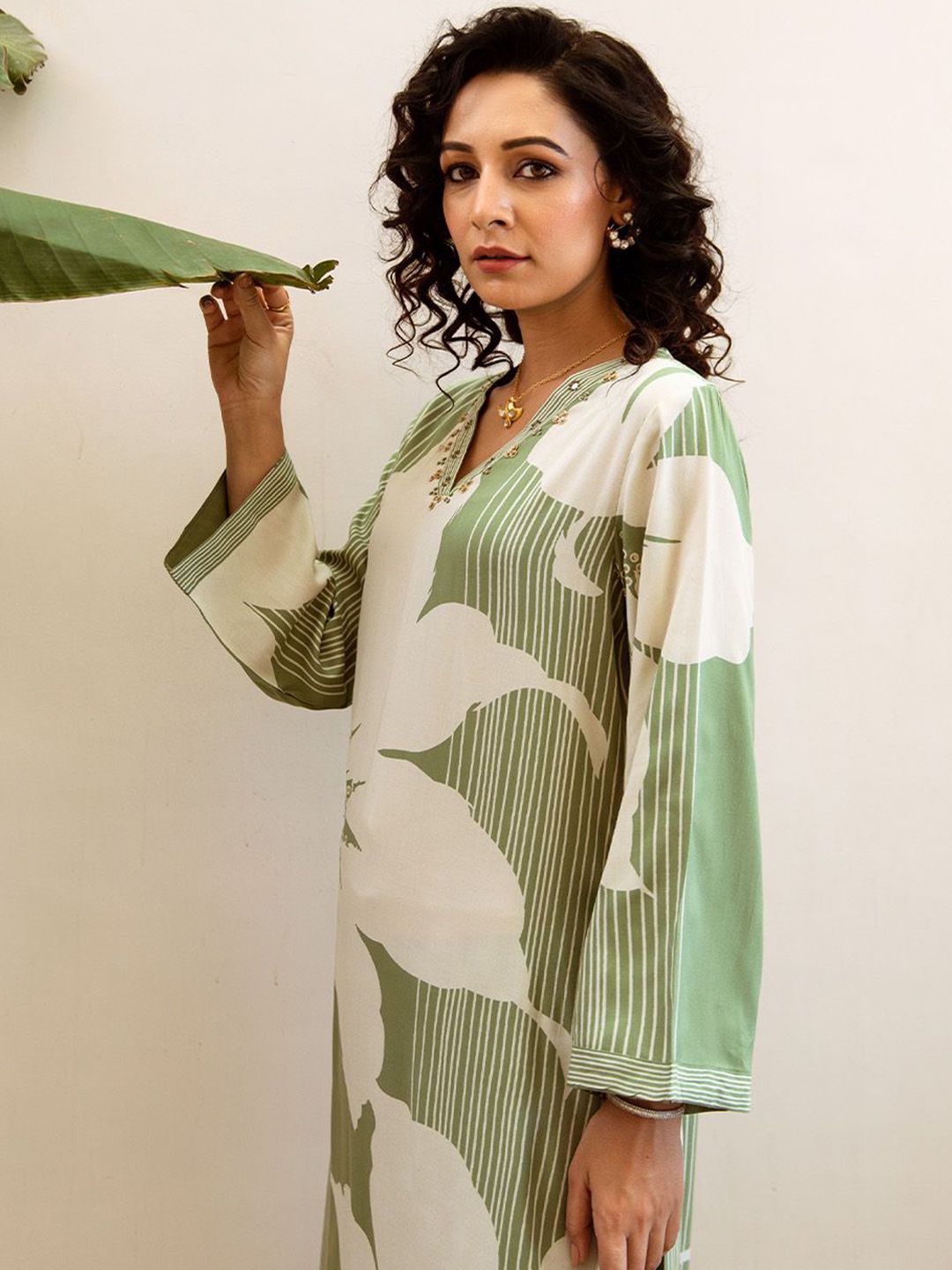 Dhiyona IS Women's Floral Printed V-Neck Mirror Work Straight Kurta With Palazzos