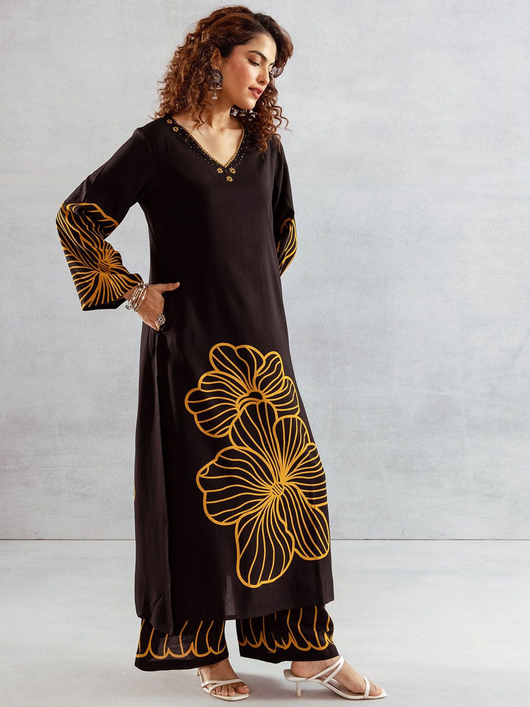 Dhiyona SN Women's Floral Printed V Neck Kurta With Palazzos