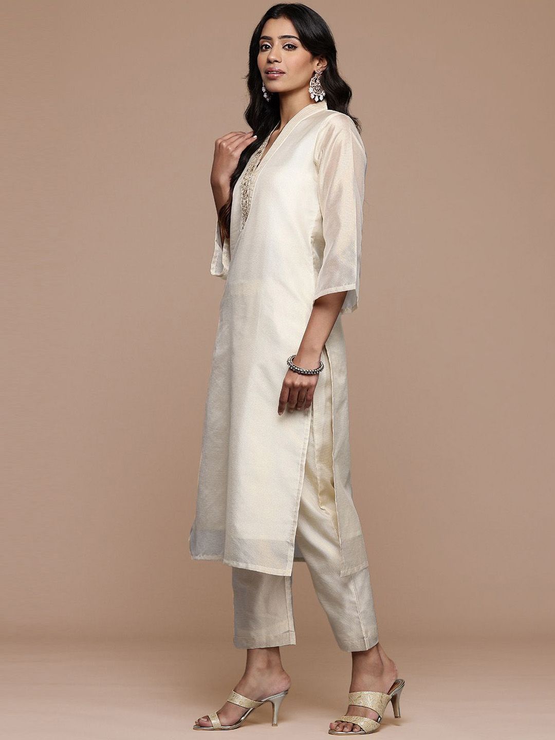 Dhiyona PD Women Floral Yoke Design V-Neck Zari Straight Kurta & Trousers With Dupatta