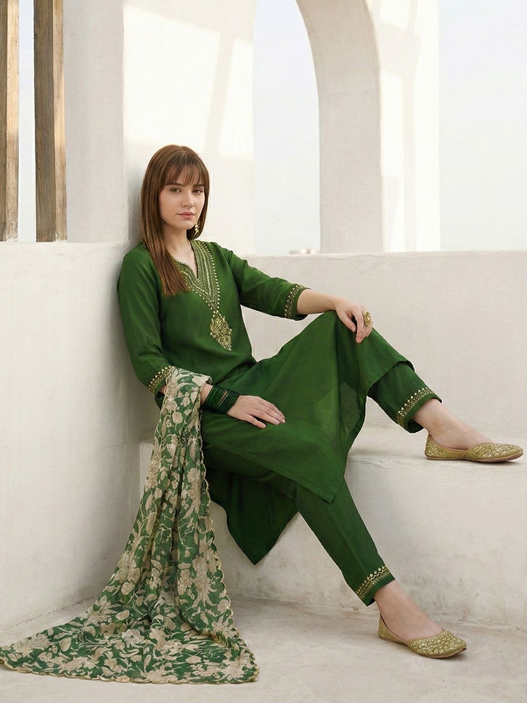 Dhiyona CH Women Floral Embroidered Regular Thread Work Kurta with Trousers & With Dupatta