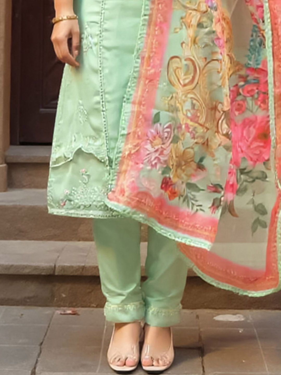 Women Floral Embroidered Regular Thread Work Kurta with Trousers & Dupatta