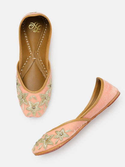 Dhiyona HOP Women Embellished Mojaris